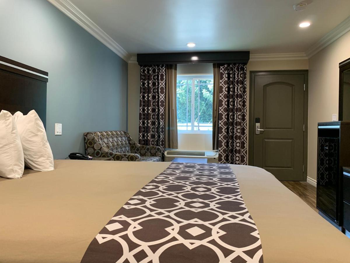 Walnut Inn & Suites ווסט קובינה מראה חיצוני תמונה