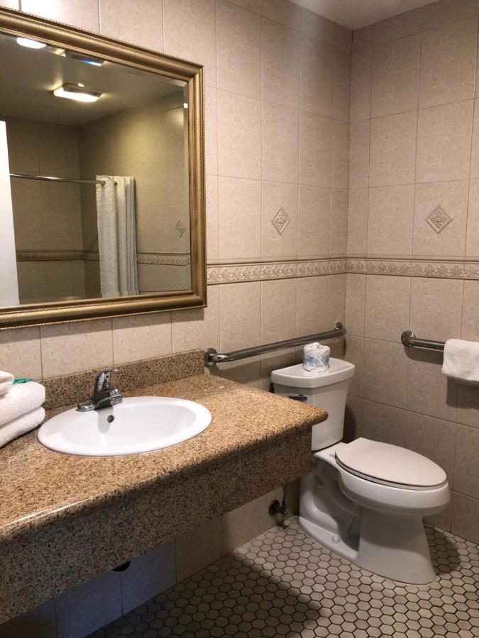 Walnut Inn & Suites ווסט קובינה מראה חיצוני תמונה