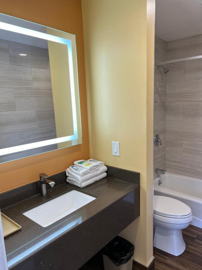 Walnut Inn & Suites ווסט קובינה מראה חיצוני תמונה