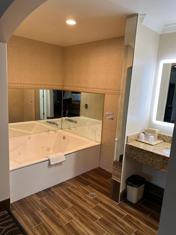 Walnut Inn & Suites ווסט קובינה מראה חיצוני תמונה