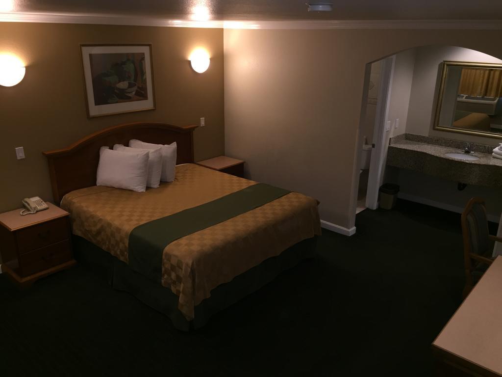 Walnut Inn & Suites ווסט קובינה מראה חיצוני תמונה