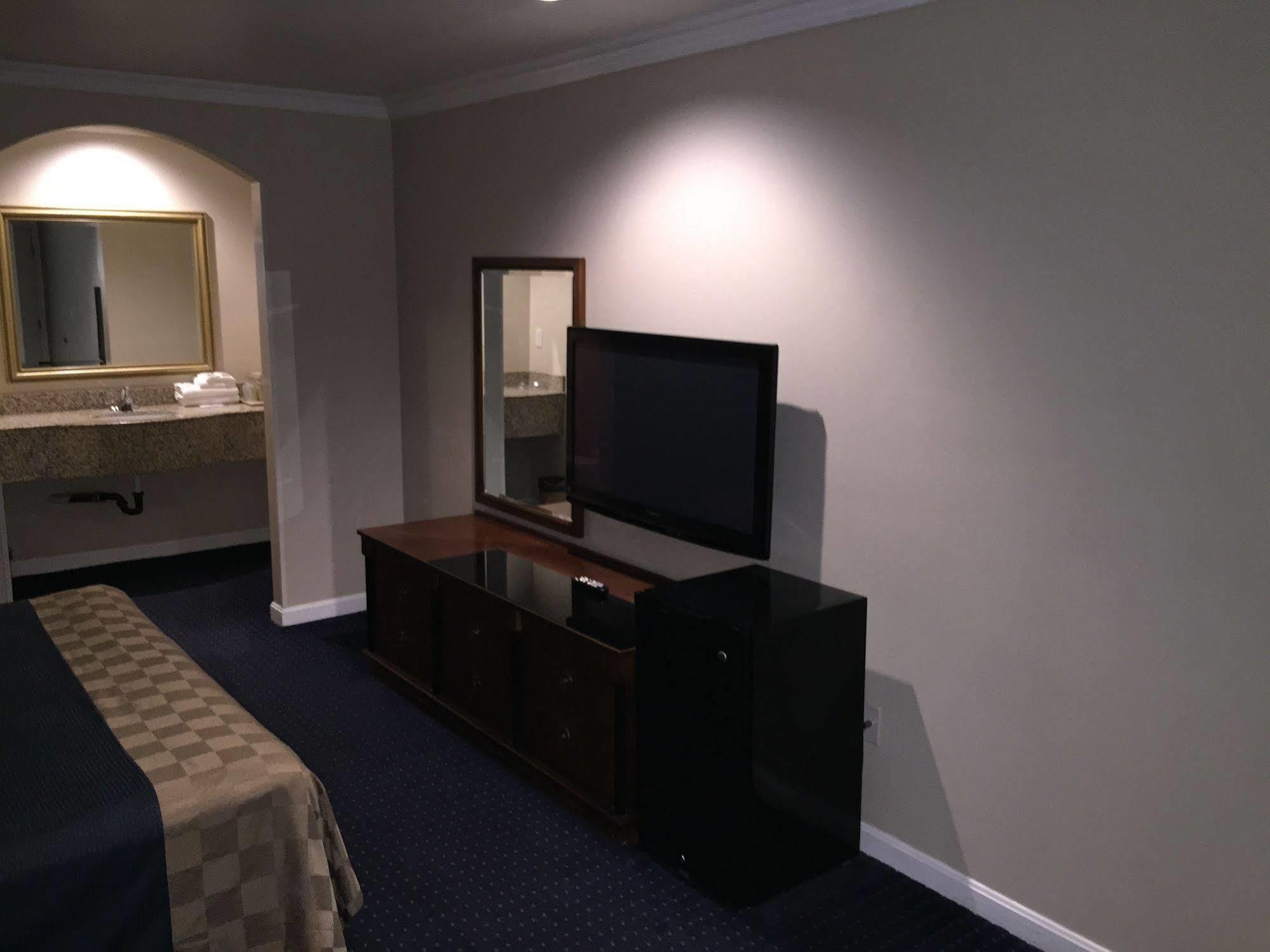Walnut Inn & Suites ווסט קובינה מראה חיצוני תמונה