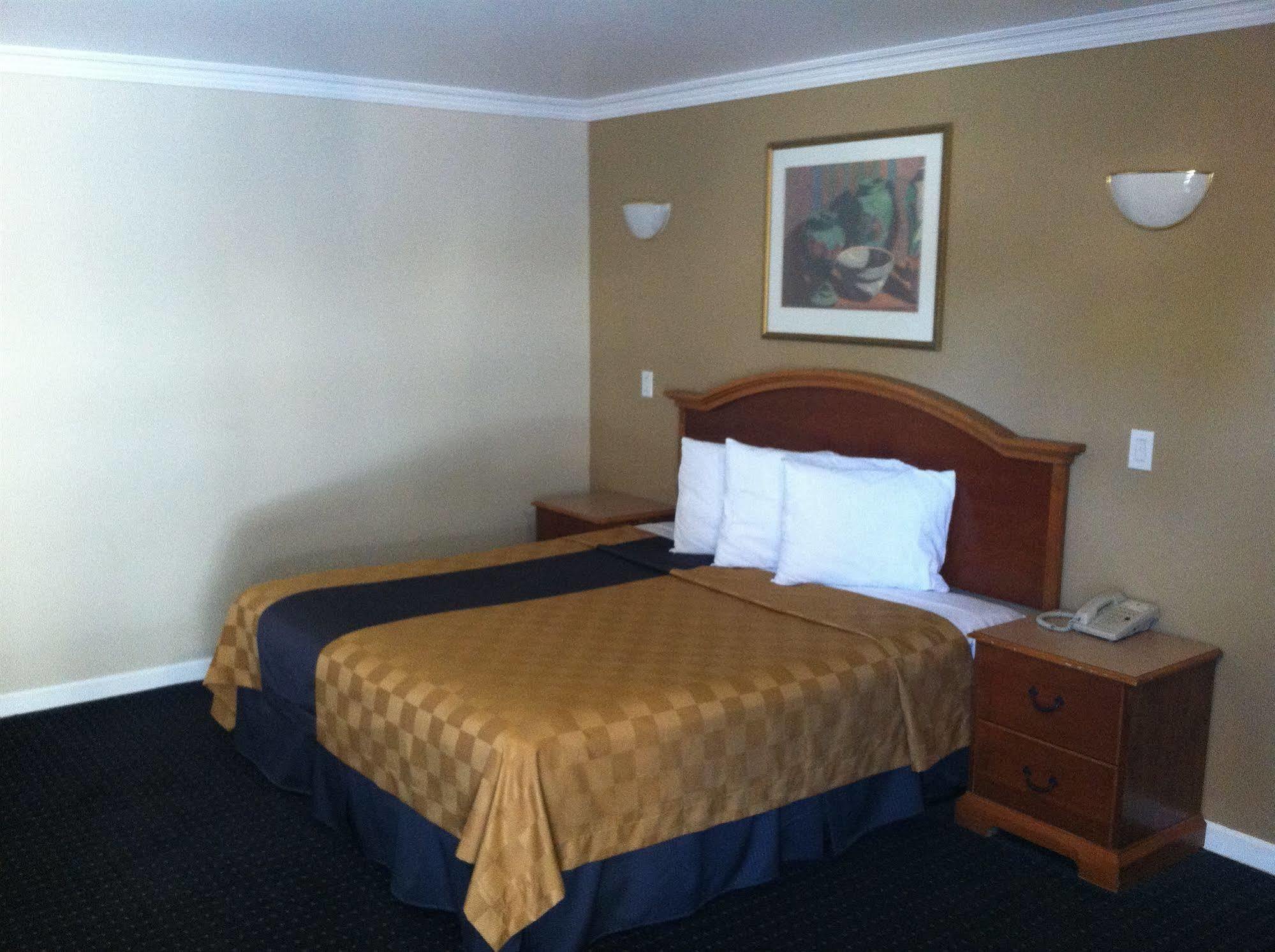 Walnut Inn & Suites ווסט קובינה מראה חיצוני תמונה