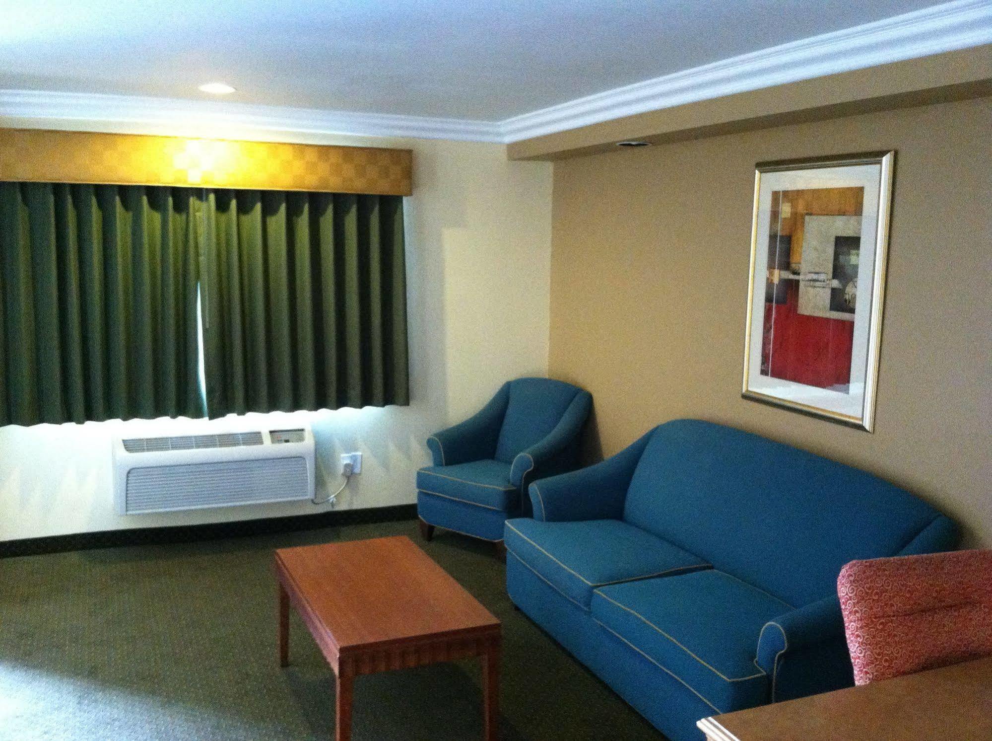 Walnut Inn & Suites ווסט קובינה מראה חיצוני תמונה