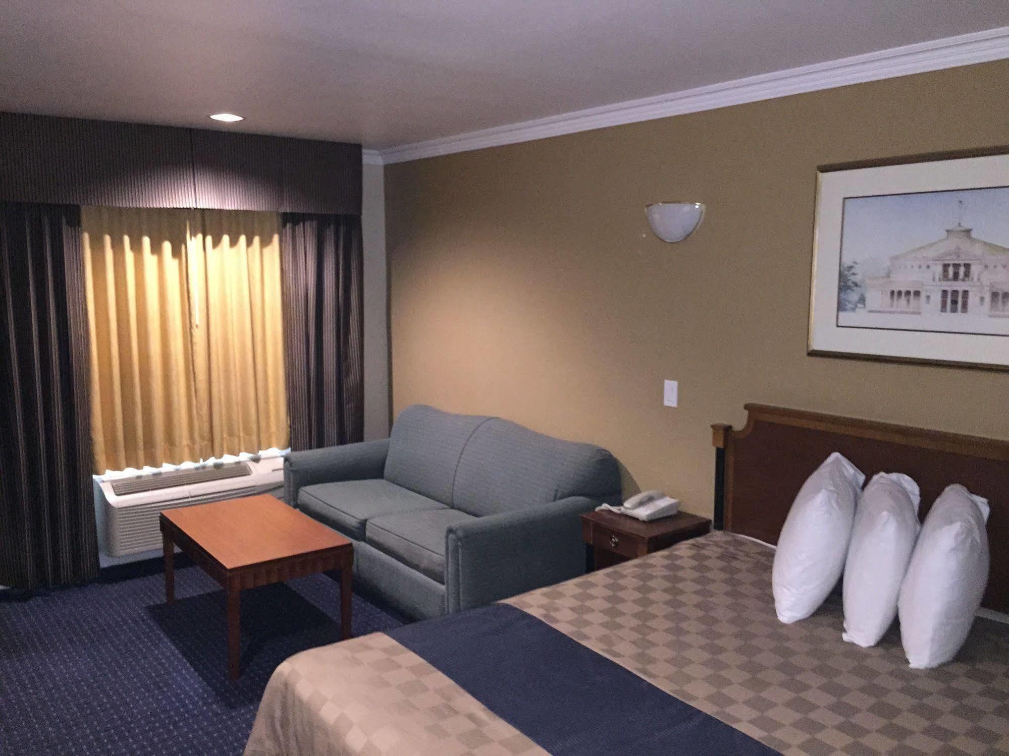 Walnut Inn & Suites ווסט קובינה מראה חיצוני תמונה