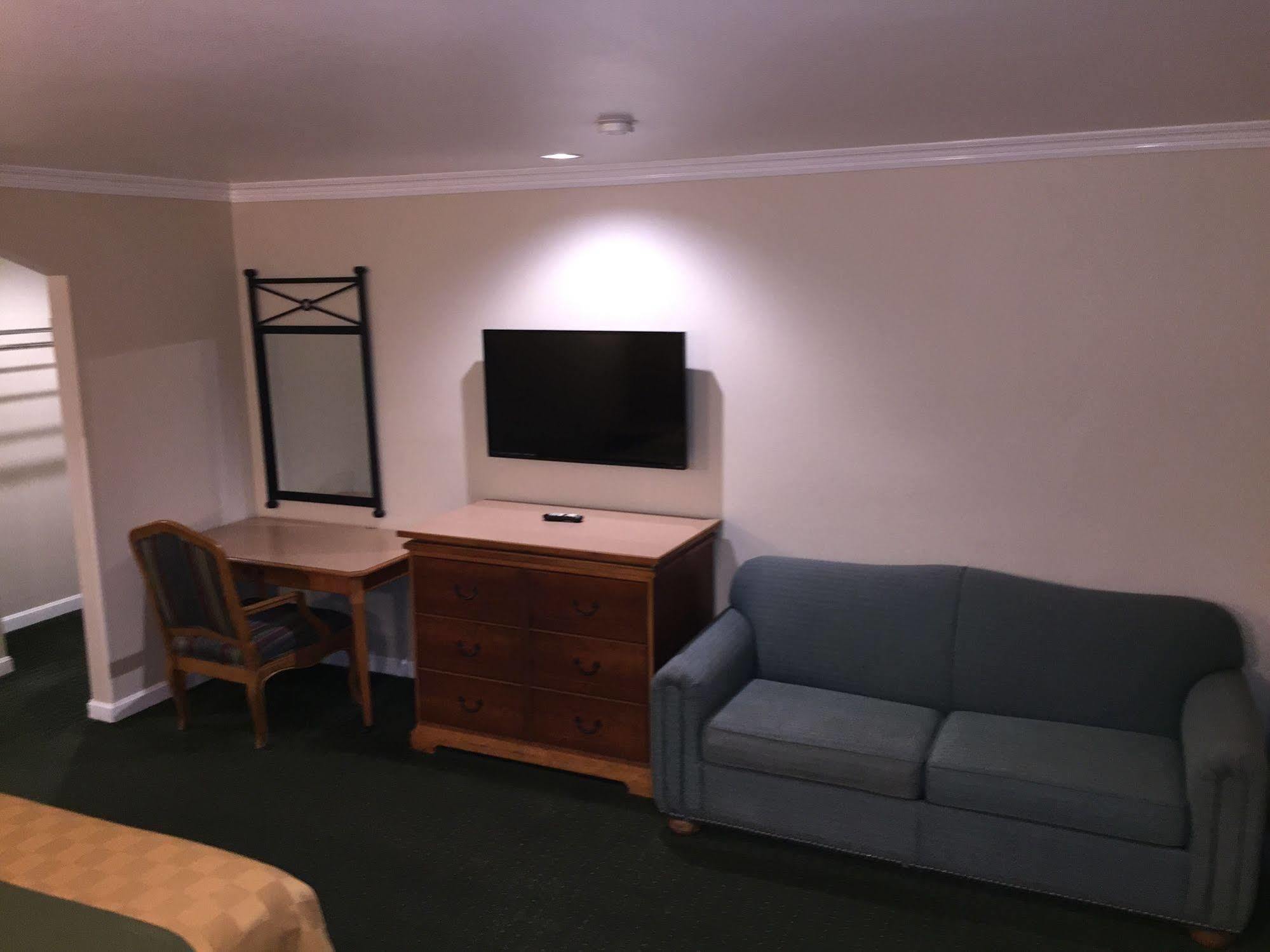 Walnut Inn & Suites ווסט קובינה מראה חיצוני תמונה