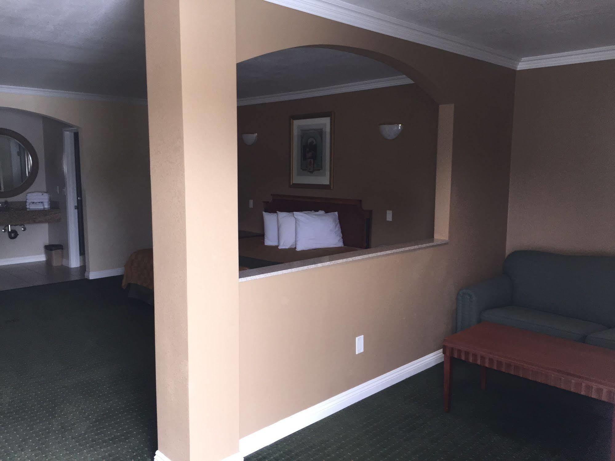 Walnut Inn & Suites ווסט קובינה מראה חיצוני תמונה