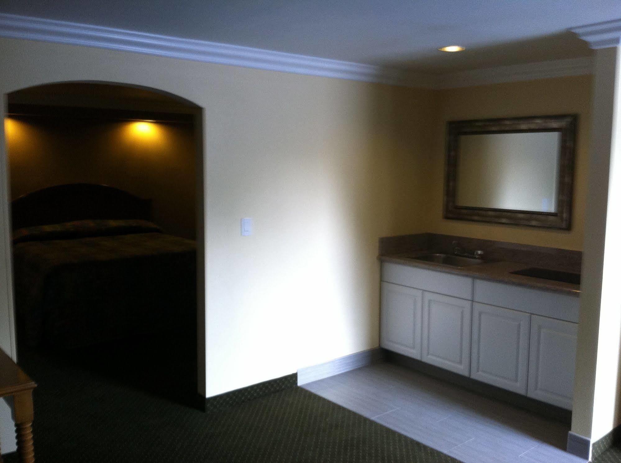 Walnut Inn & Suites ווסט קובינה מראה חיצוני תמונה